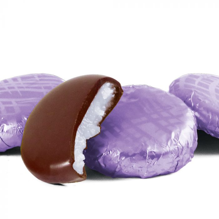 banuti-de-ciocolata-neagra-cu-crema-fondant-de-violete-cutie-detaliu